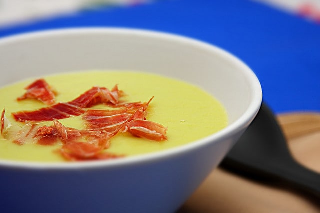Crema de aguacate y peras con jamón ibérico