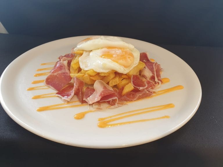 Huevos fritos con jamón y patatas: un manjar ibérico y muy español