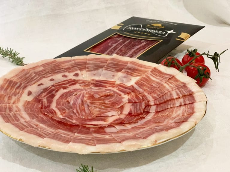 ¿Qué diferencia un jamón ibérico de bellota de un jamón ibérico de cebo?